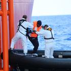 Ocean Viking, i migranti salgono a bordo di una nave maltese
