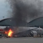 Hong Kong, paura in aeroporto durante le operazioni di carico di un Boeing: un incendio divampa sotto l'aereo