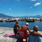immagine Napoli, tutti pazzi per il mare di Mergellina: «Qui la vera vacanza low cost»