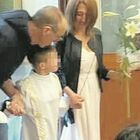Bambino autistico fa cadere un cero, il prete lo esclude dalla prima comunione con gli amici: «Per lui cerimonia separata, da solo»