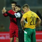 Ronaldo, tripletta alla Lituania e selfie con l'invasore di campo Video