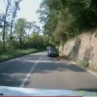 Varese, follia sulla provinciale: auto “sperona” il ciclista intenzionalmente, il video choc