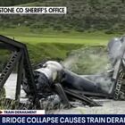 Crolla il ponte, treno con asfalto e zolfo fuso cade nel fiume: acqua contaminata, è allarme per i residenti
