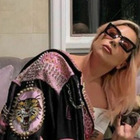 Lady Gaga, il dog-sitter racconta il rapimento: «Mi ha salvato uno dei cani». Lasciato in una pozza di sangue