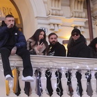 Sanremo, Lazza autografa le scarpe e le lancia alla folla