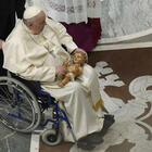 Messa di Natale, Francesco: «Penso ai bambini divorati dalle guerre e dalla povertà». Il Papa arriva in Basilica sulla sedia a rotelle