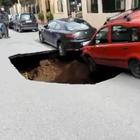 Roma sprofonda, maxi-voragine sull'Appia: "Profonda 6 metri", in bilico due auto parcheggiate