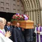 Il vescovo ai funerali: «Costruiamo insieme una città migliore»