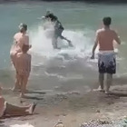 Posillipo, rissa in spiaggia: colpisce persona con un casco e poi tenta di annegarlo