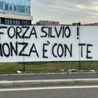 Berlusconi al San Raffaele tra fan e visite di Confalonieri e del fratello Paolo