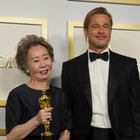 Brad Pitt, agli Oscar l'attrice Yuh-Jung Youn non riesce a nascondere la sua cotta: il video è esilarante