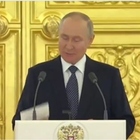 Putin imbarazzato al Cremlino, nessuno lo applaude 