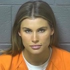 Veronica arrestata per guida pericolosa, la foto della 27enne è virale: «La prigioniera più bella del mondo»