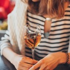 Le donne attratte dagli alcolici sono in crescita, soprattutto le più giovani