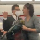 Senza mascherina tossisce sugli altri passeggeri dell'aereo mentre viene scortata fuori
