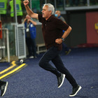 Roma, la corsa di Mourinho sotto la Sud fa il giro del mondo: «E non mi sono infortunato»
