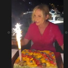 Lorella Cuccarini compie 56 anni, il video in cui spegne le candeline