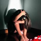 Ragazzina di 12 anni abusata dal compagno, complice la madre. L'allarme lanciato dal fratellino: arrestati entrambi