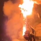 Paura a Disneyland, il drago Malefica prende fuoco durante lo show: evacuati centinaia di visitatori VIDEO