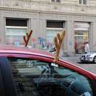 Pazzie di Natale: a Milano spunta l'auto-renna e col naso...