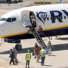 Pescara, atterrato il primo volo dalla Romania: passeggeri in quarantena (Fotomax)