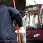 Roma, un bus Atac colpito da sassi vicino al campo rom. «Ci deve scappare il morto?». Ultima denuncia.