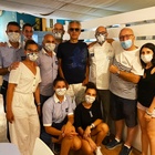 Andrea Bocelli sullo yacht con la famiglia: tutti con la mascherina (tranne lui)