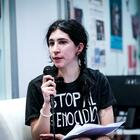 Elena Cecchettin contro il patriarcato: «Ci vogliono zitte, dobbiamo essere rivoluzionarie». Una donna la contesta con un rosario in mano