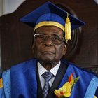 Mugabe torna a farsi vedere in pubblico ma si appisola. Giallo sulla sorte della moglie Grace