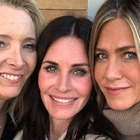Monica di Friends compie 55 anni: selfie speciale con Rachel e Phoebe, fan impazziti