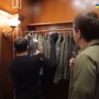 Zelensky, ecco il bunker del presidente ucraino: «Da qui vivo la guerra e questa è la giacca che indosserò per la vittoria»