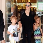 Jolie-Pitt, "La figlia Shiloh transgender, prime cure ormonali a 11 anni". Poi la smentita