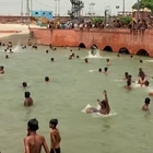 Caldo record in India, folla si immerge nel fiume