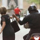 Roma, scippa donna per strada ma la polizia lo ferma grazie all'app dello smartphone della vittima