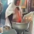 Prete immerge con violenza il bimbo nella fonte battesimale: il piccolo urla terrorizzato