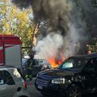 Roma, auto fuori controllo in Prati finisce dentro un giardino e prende fuoco: alla guida un giovane