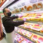 Stangata sulla spesa al supermercato: «Aumenti da oltre mille euro a famiglia». Le stime choc del Codacons
