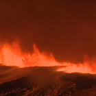 Islanda, nuova spettacolare eruzione: colate di lava da una fenditura lunga 3 km