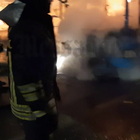 Roma, bus Atac incendiato a viale di Castelporziano: l'intervento dei Vigili del Fuoco