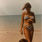 Selvaggia Lucarelli, la foto a 13 anni in bikini al mare. Hater scatenati: «Avevi già la pancetta»