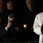 Papa Francesco rinuncia alla Via Crucis: «Troppo freddo, la seguirà da Casa Santa Marta»
