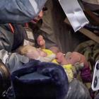 Neonato sopravvive 35 ore a -18 gradi fra le macerie di un palazzo crollato in Russia