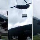 Atterraggio di emergenza per un elicottero dell'Esercito: volano i tetti delle case, terrore fra i turisti e bambino ferito