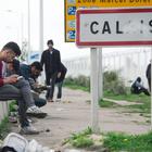 • Calais choc, interprete della tv stuprata nel campo dei migranti