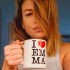 Emma e il post sexy per ringraziare i follower: sotto la canotta...