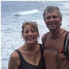 Hawaii, divorata da uno squalo davanti al marito, Kristine muore a 60 anni. L'uomo sotto choc: «Non sono riuscito a salvarla»