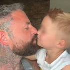 Papà bacia il figlio di 5 anni sulle labbra, giusto o sbagliato? Il video social scatena il dibattito: «È preoccupante»
