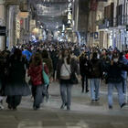 Vie dello shopping invase a Roma, Milano e Napoli. L'appello: «No assembramenti». Ma le regole lo permettono