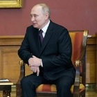 Putin malato, la diagnosi degli 007: «Soffre di dolori cronici, per questo sta seduto e si aggrappa alle cose»