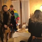 Francesco Facchinetti, la moglie Wilma aggredisce Laura Cremaschi al ristorante: il video sui social